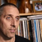 DJ Eclipse ukazuje v Crate Diggers svoju zbierku vinylov